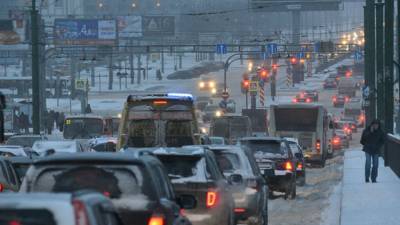 Автомобильные пробки в Москве упали до трех баллов