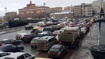 Уровень пробок на дорогах Москвы упал до трех баллов