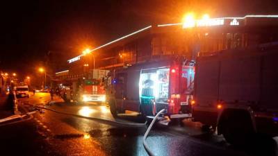 Спасатели ликвидировали пожар в торговом центре в Адлере