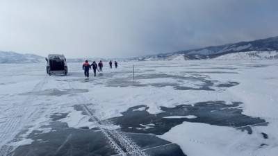 Машина с семьей провалилась под лед на Байкале