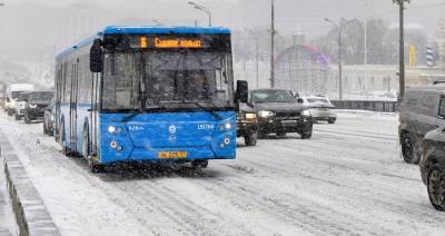 Дополнительные автобусы вывели на маршруты в Москве из-за снегопада