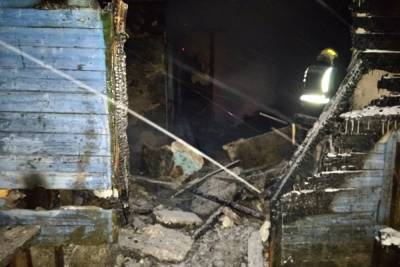 В Сафонове сгорел жилой дом, пожарные обнаружили в нем труп мужчины