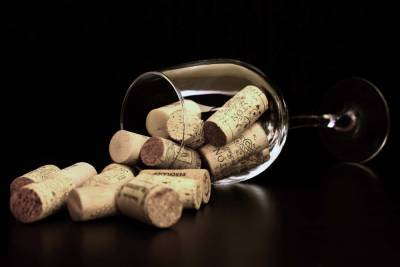 Нарколог назвал самым безопасным алкогольным напитком вино