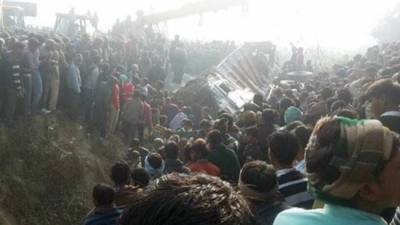 Минимум 14 человек стали жертвами ДТП с грузовиком и микроавтобусом в Индии