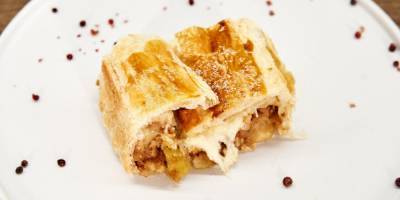 «Божественно просто и гениально». Рецепт слоеного пирога с яблоками и сыром от Евгения Клопотенко