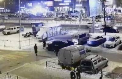 Прокатившего на капоте полицейского водителя BMW задержали в Петербурге