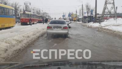 На столичной Дарнице из-за прорыва воды не ходит транспорт по улице Хоткевича