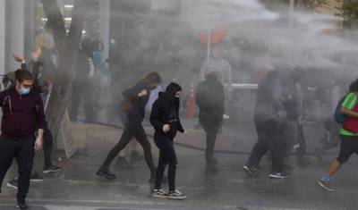 Полиция Кипра разогнала протестующих водометами и слезоточивым газом