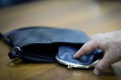 Безработный гражданин из Тверской области украл кошелёк у забывчивой пенсионерки