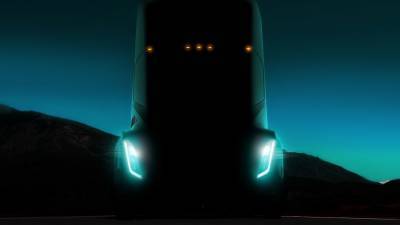 Грузовик Tesla Semi получит неожиданно маленькую тяговую батарею