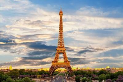 В Париже впервые за 50 лет перекрасят Эйфелеву башню