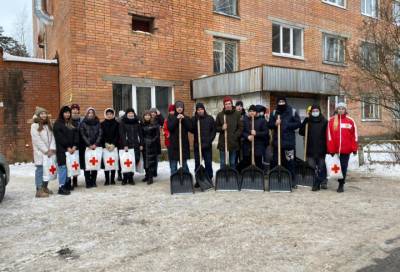 Студенческие отряды помогают убирать снег с улиц Соснового Бора