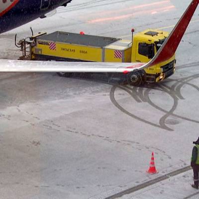 В аэропорту "Домодедово" продолжается чистка взлетно-посадочных полос