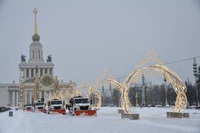 Рекорд без сантиметра: высота сугробов в Москве приближается к максимуму