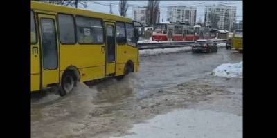 В Киеве 14 февраля прорвало трубу возле метро Черниговская - видео ЧП - ТЕЛЕГРАФ