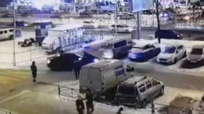 Прокатившего полицейского на капоте BMW мигранта задержали в Петербурге