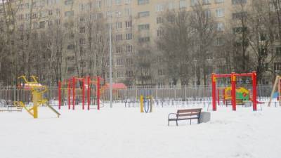 Труп ребенка без верхней одежды нашли на детской площадке в Петербурге