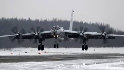 Военный Ту-142 с отказавшим двигателем экстренно сел под Вологдой