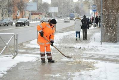 600 человек и 40 единиц техники расчищают тротуары в Краснодаре