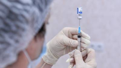 Американские ученые высказались о возможности "устаревания" вакцин от COVID-19