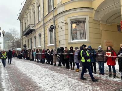 В Москве на акцию солидарности с Юлией Навальной пришли более 160 женщин