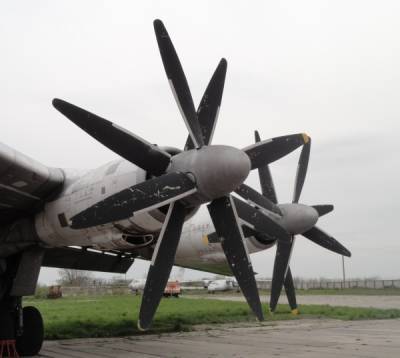Военный Ту-142 совершил экстренную посадку из-за отказа двигателя