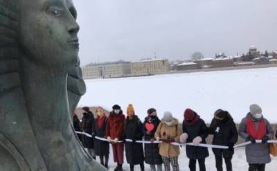 В Петербурге более 60 участниц собрались на акции в поддержку женщин-политзаключенных