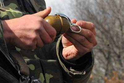 Украинский солдат на Донбассе бросил в командира гранату