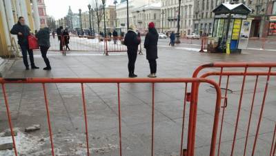 Полицию и полупустые автобусы заметили в центре Петербурга