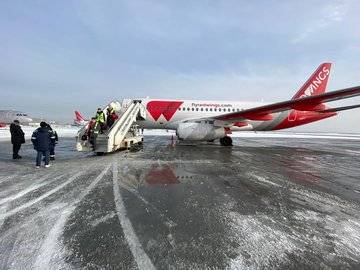 Вылетевший из Екатеринбурга в Уфу самолёт совершил вынужденную посадку после набора высоты