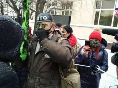 Провокаторы в касках НАТО пришли на акцию солидарности в Москве