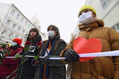 На Старом Арбате в Москве женщины выстроились в цепь солидарности