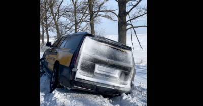 "Есть дела поважнее". В ГСЧС отказались вытаскивать машину из снежного заноса на трассе (видео)