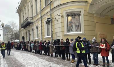 В Москве и Петербурге проходят акции солидарности с Юлией Навальной