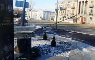 В Лисичанске вандалы повредили памятник погибшим в АТО добровольцам