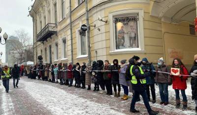 Около 300 жительниц Москвы и Санкт-Петербурга выстроились в цепи солидарности