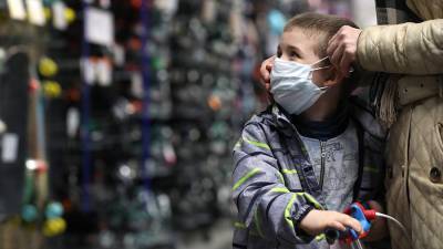 Врач заявил об опасности нового штамма коронавируса для детей
