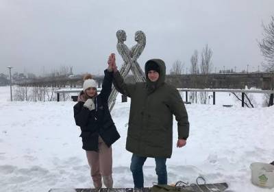 В Киеве пара влюбленных приковала друг друга цепью, чтобы проверить свои чувства