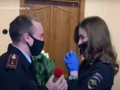 Романтика в погонах: кузбасский полицейский сделал коллеге предложение прямо на совещании