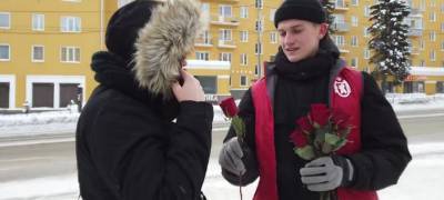 В Петрозаводске прохожим дарили розы (ВИДЕО)