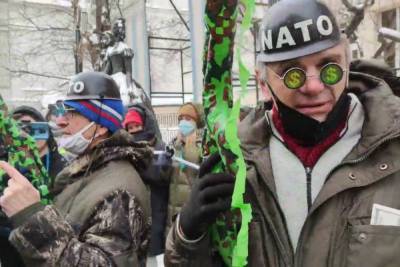 Мужчины в касках «НАТО» появились на оппозиционной акции в Москве