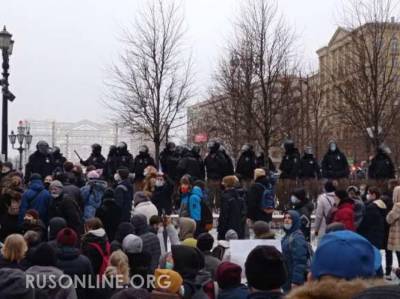 Жалкая картина: замерзшие протестующие под контролем кураторов ждут оплату (ФОТО, ВИДЕО)