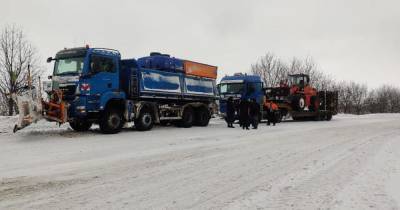 На Прикарпатье жителей села, где заблокирован выезд к трассам, вызволяют из снежного плена