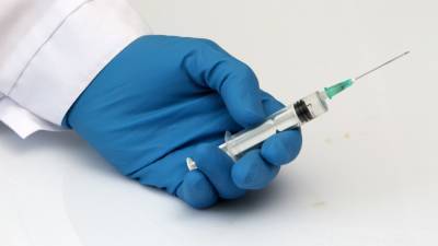 Устаревание вакцин против COVID-19 не вызвало опасений у российских вирусологов