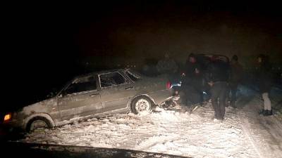 Семья из Новомичуринска за вечер помогла вызволить из снежного плена 4 автомобиля