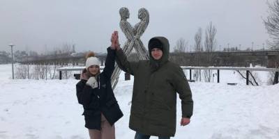 В Киеве влюбленные сковали себя цепью. Они хотят прожить так три месяца