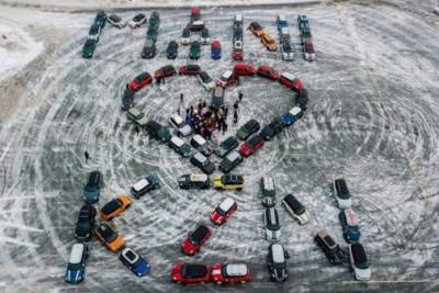 В Казани фигуру в форме сердца собрали владельцы MINI Cooper