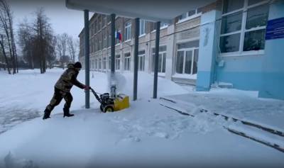 Высокопоставленный чиновник в Тверской области убрал территорию школы от снега – Учительская газета