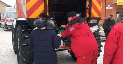 На Прикарпатье из-за снежных заносов медиков к больным и пациентов в больницы доставляют спасатели (3 фото)