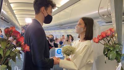 В России состоялась первая свадьба в небе